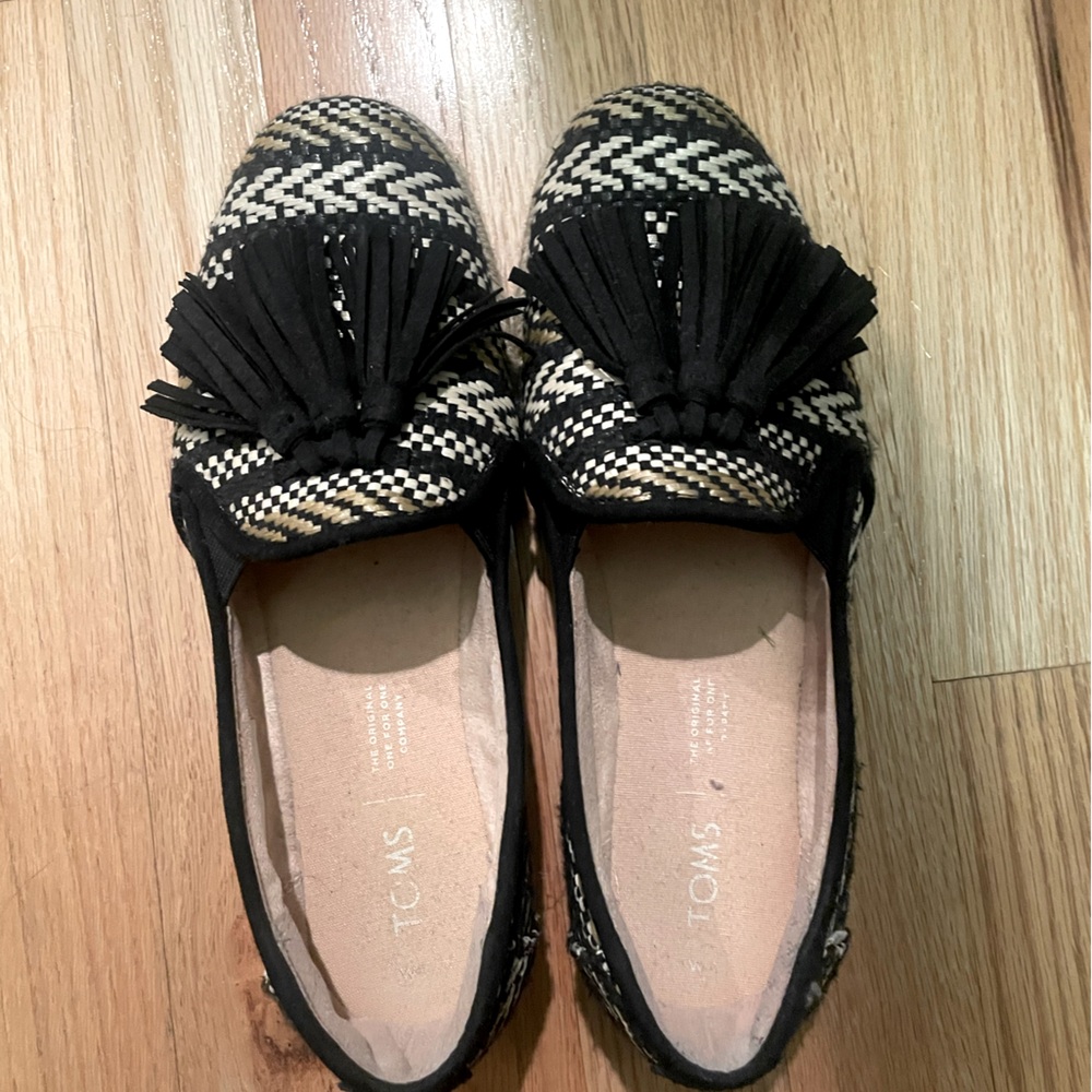 TOMS size 7.5 Espadrilles good condition
